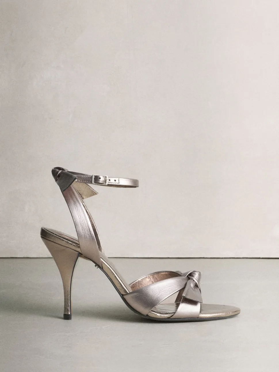 Anthracite - Sandales à talons cloutées avec nœud en cuir de qualité supérieure Signature