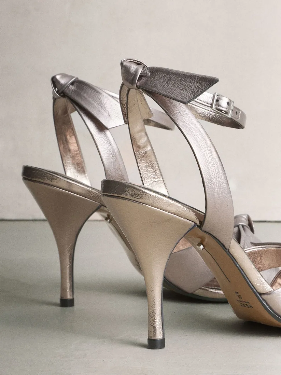 Anthracite - Sandales à talons cloutées avec nœud en cuir de qualité supérieure Signature