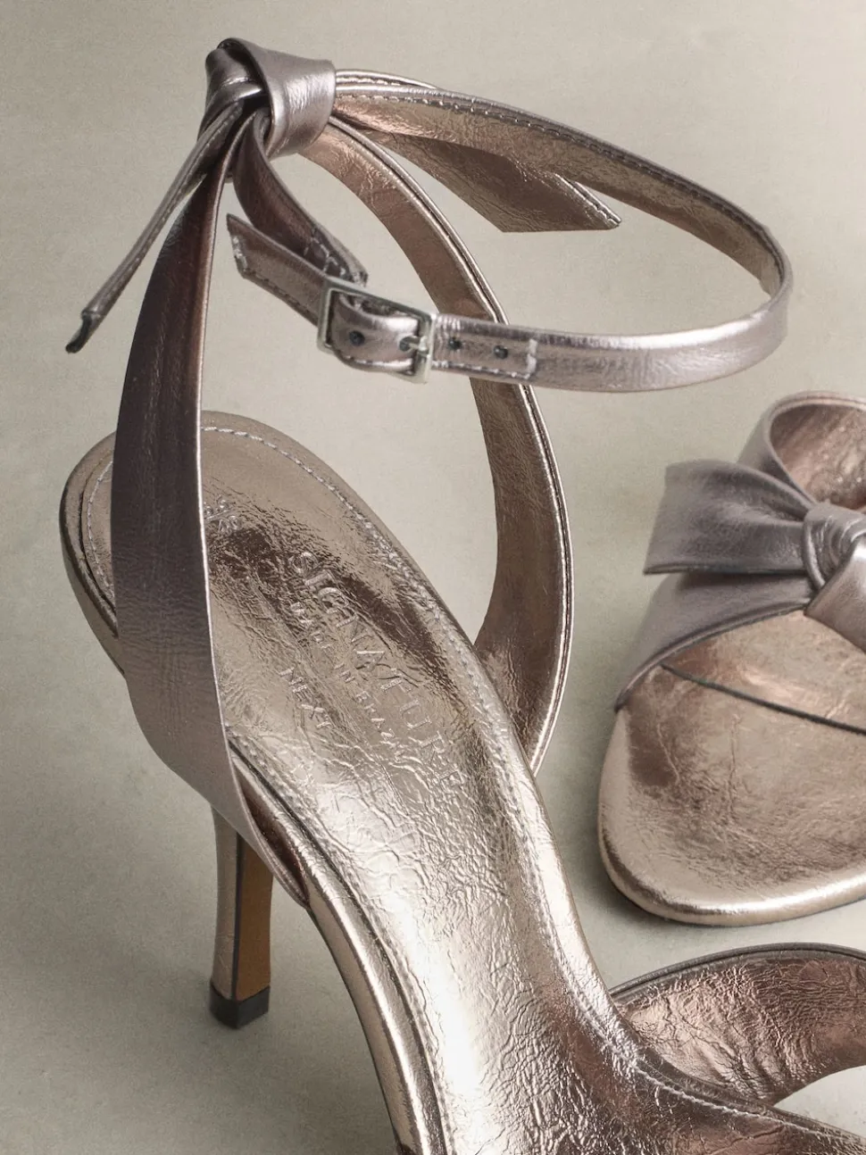 Anthracite - Sandales à talons cloutées avec nœud en cuir de qualité supérieure Signature