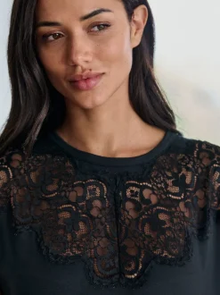 B by Ted Baker Ensemble pyjama noir bordé de dentelle modale