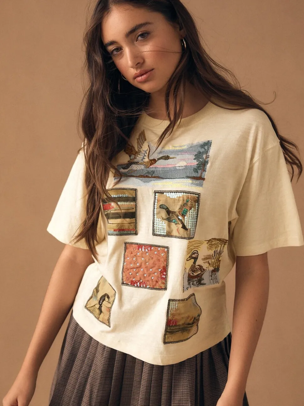 Beurre jaune - T-shirt à manches courtes à manches courtes et col ras du cou avec écusson à sequins