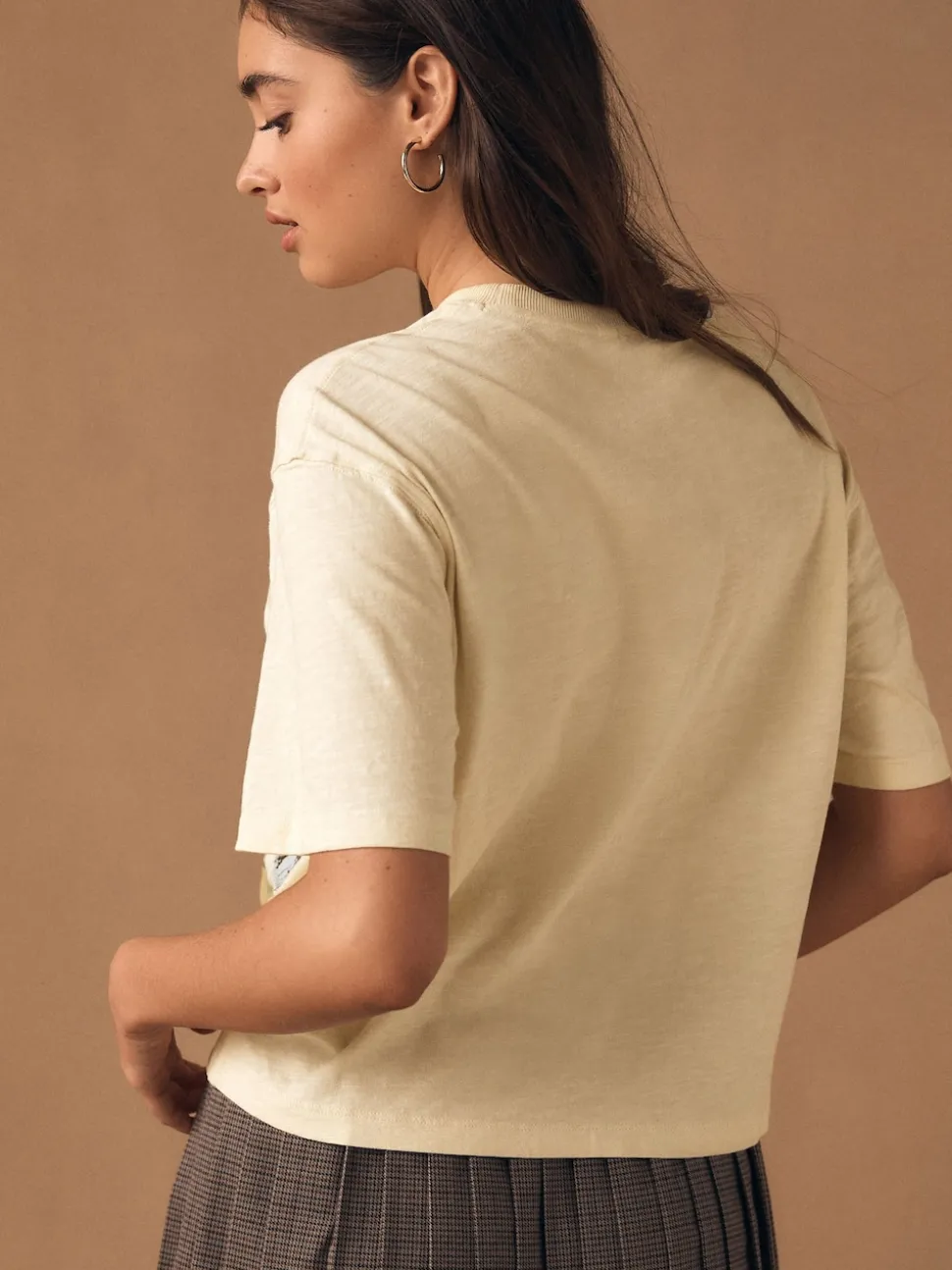 Beurre jaune - T-shirt à manches courtes à manches courtes et col ras du cou avec écusson à sequins