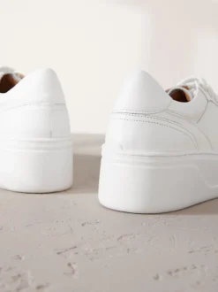 Blanc - Baskets Signature haut de gamme à lacets et semelle épaisse compensées en cuir