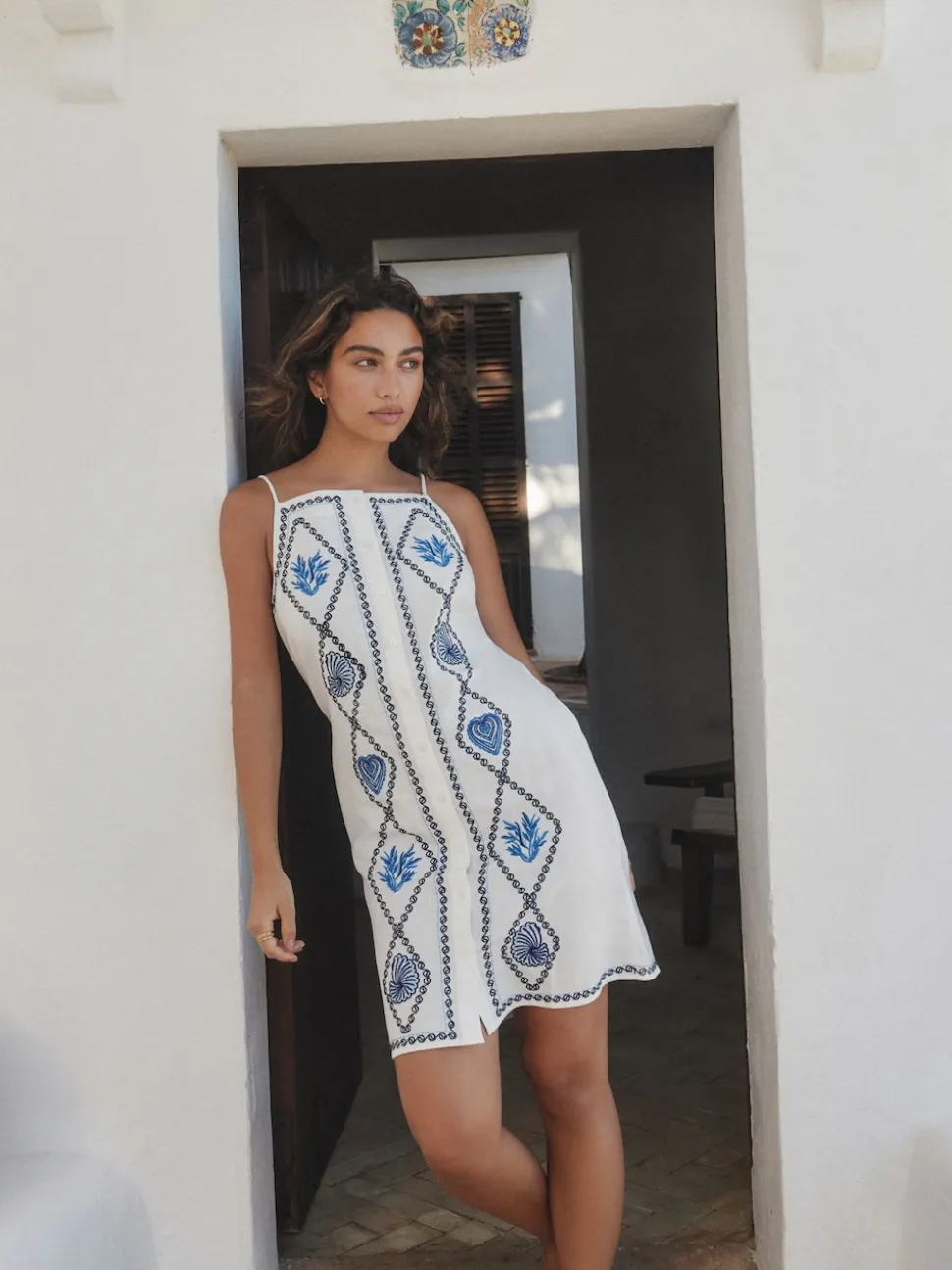 Blanc - Robe droite courte brodée en lin