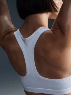 Blanc - Soutien-gorge de sport rembourré maintien moyen à logo virgule Nike