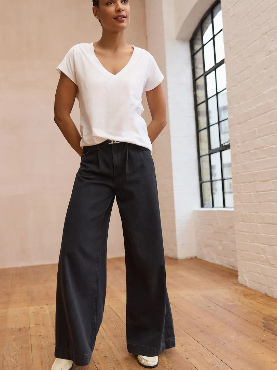Blanc - T-shirt à col en V avec manches à bonnet