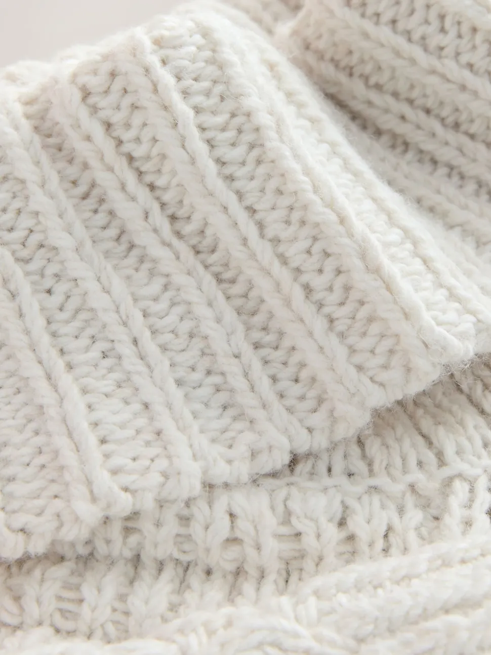 Blanc écru - Pull long torsadé à col roulé en laine