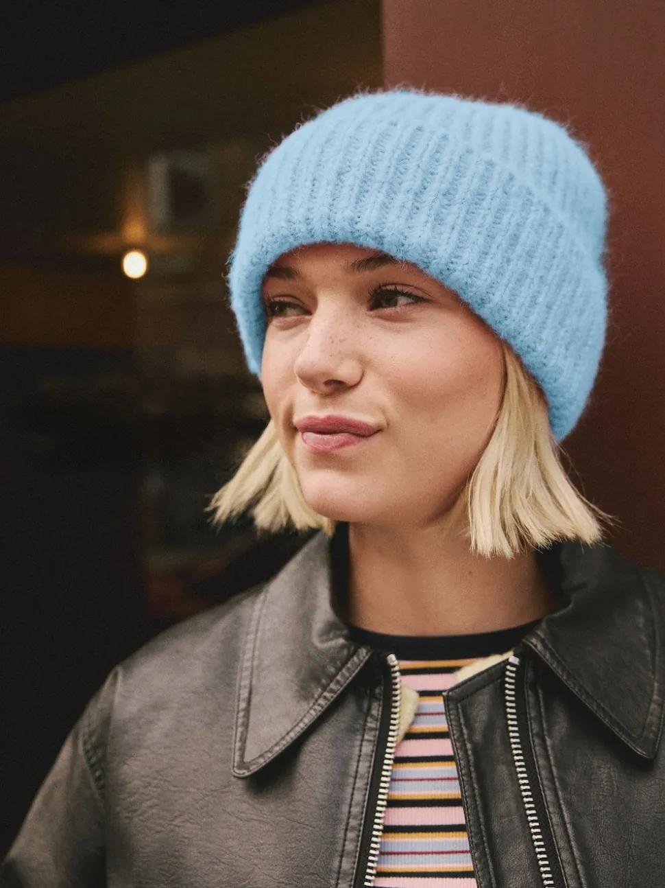 Bleu clair - Bonnet côtelé contenant de la laine