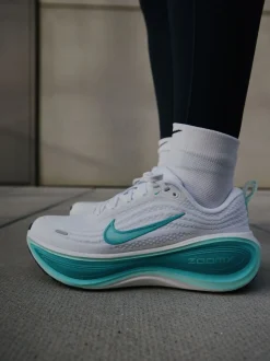 Bleu et blanc - Nike Baskets de course sur route Vomero Plus