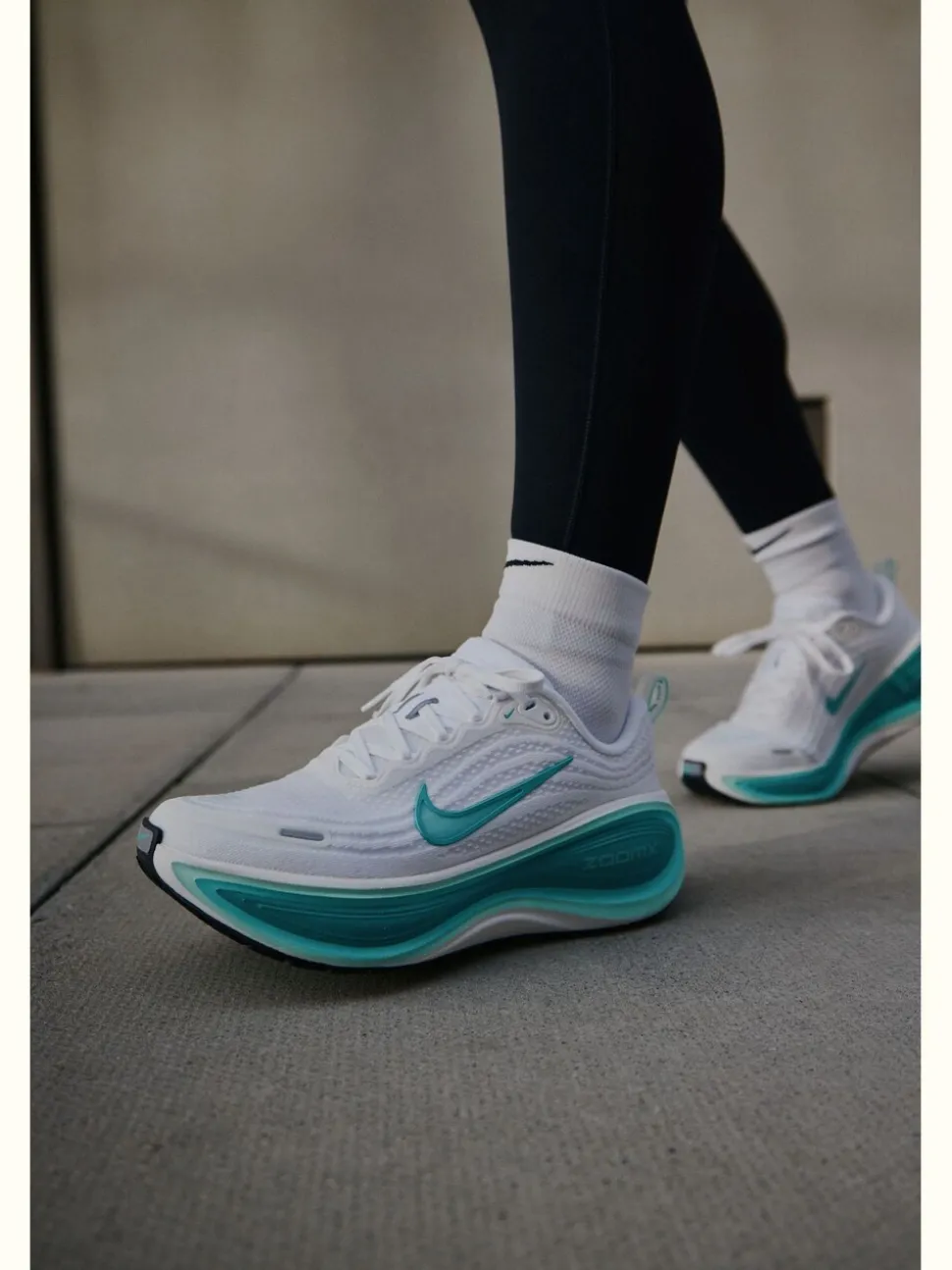 Bleu et blanc - Nike Baskets de course sur route Vomero Plus