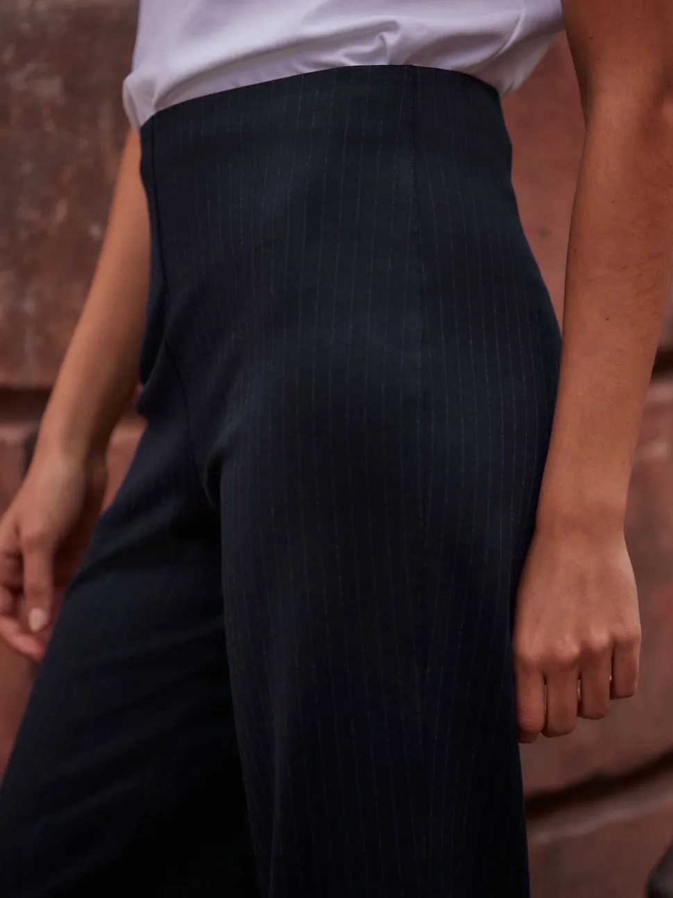 Bleu marine à fines rayures - Pantalon ample en jersey point de Rome lissant