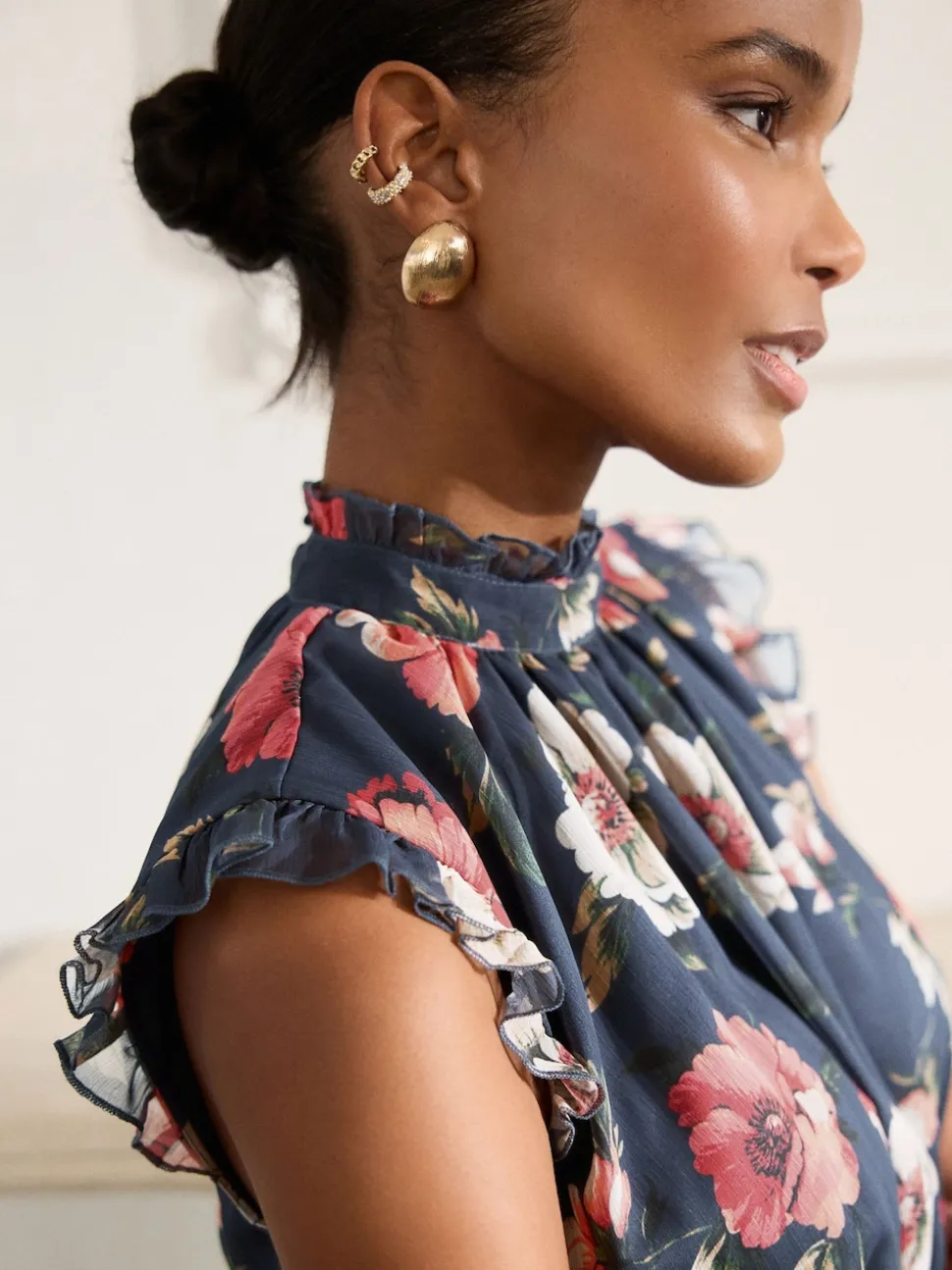 Bleu marine à fleurs - Robe longue imprimée à col haut et à volants