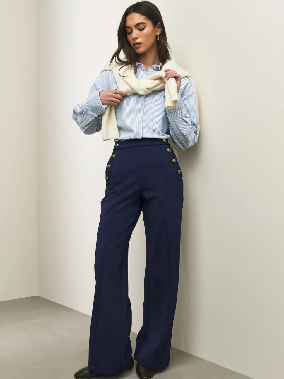 Bleu marine - Pantalon large en Ponte avec boutons dorés