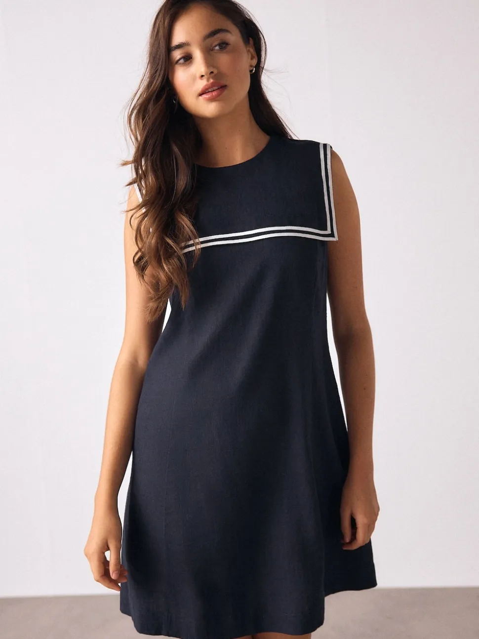 Bleu marine avec bascules écrues - Robe courte à col marin en lin