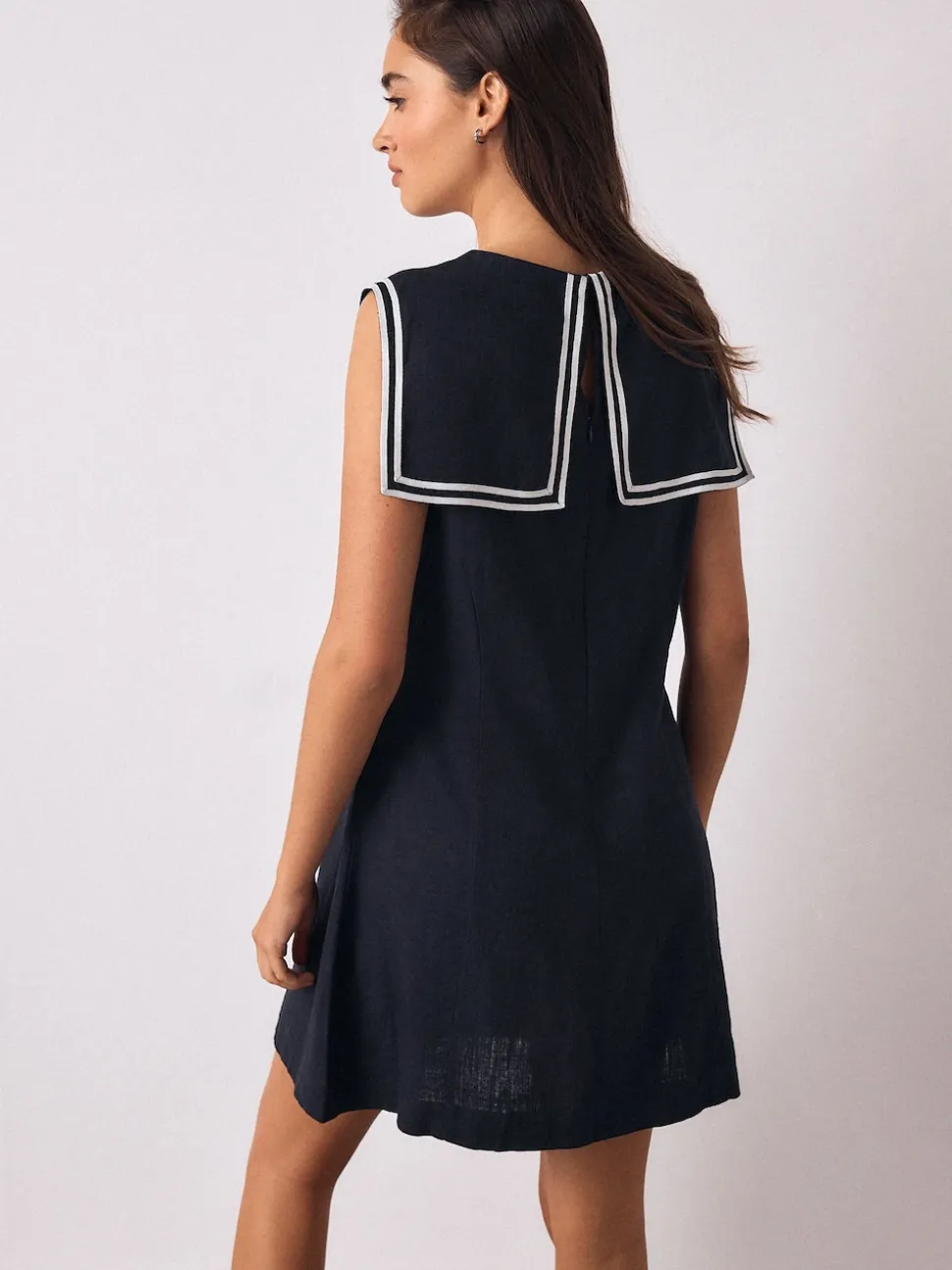 Bleu marine avec bascules écrues - Robe courte à col marin en lin