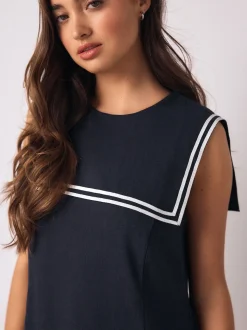 Bleu marine avec bascules écrues - Robe courte à col marin en lin