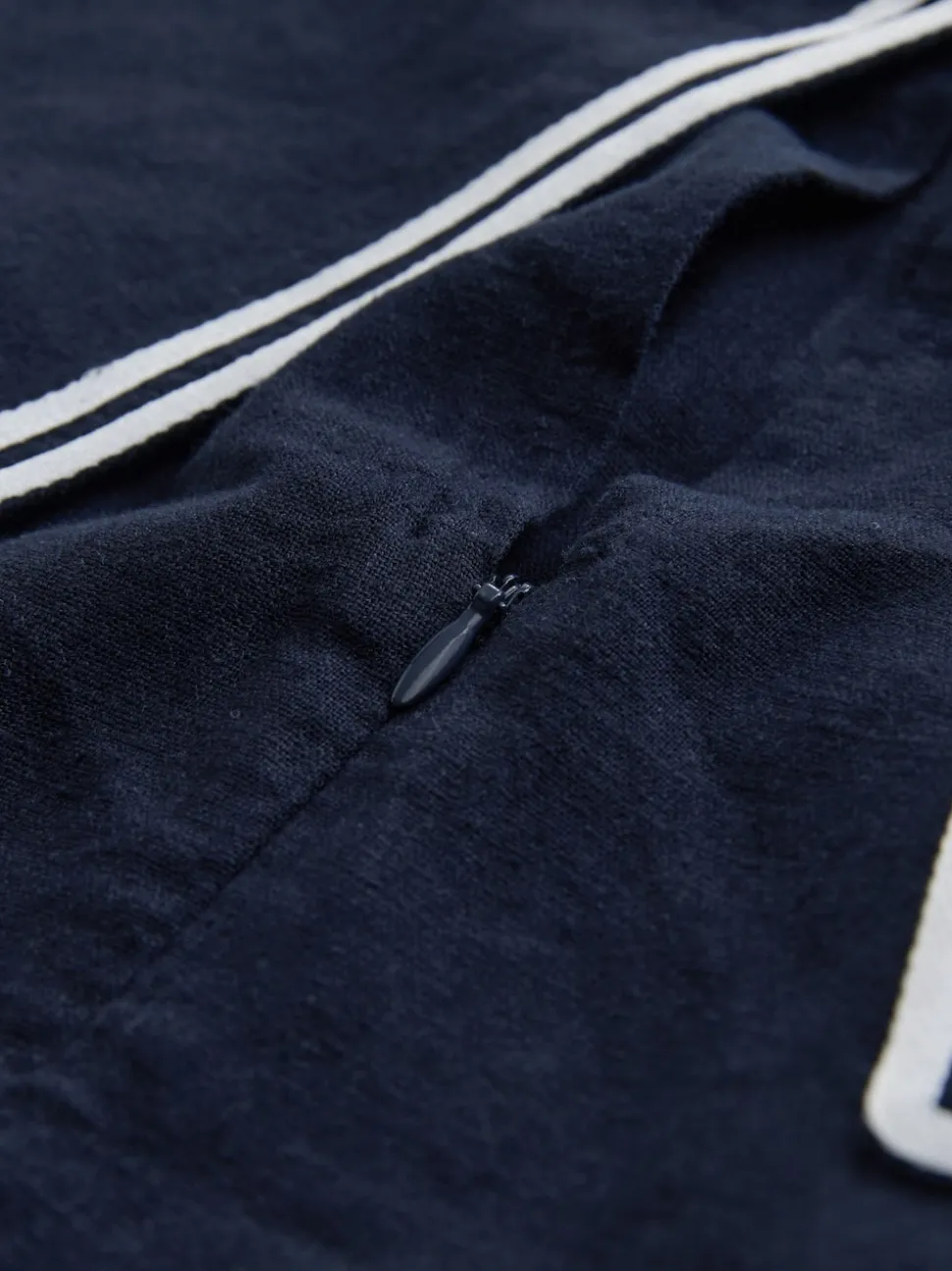 Bleu marine avec bascules écrues - Robe courte à col marin en lin
