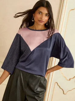 Bleu marine rose et scintillant - Haut Love & Roses en satin à manches courtes et col en V