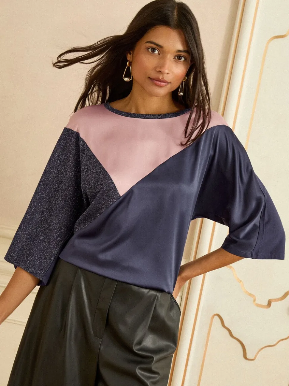 Bleu marine rose et scintillant - Haut Love & Roses en satin à manches courtes et col en V