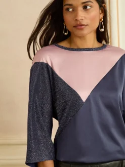 Bleu marine rose et scintillant - Haut Love & Roses en satin à manches courtes et col en V