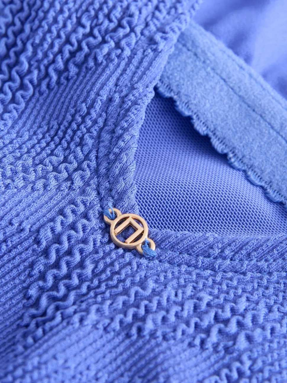 Bleu texturé bleuet - Maillot de bain gainant à encolure dégagée