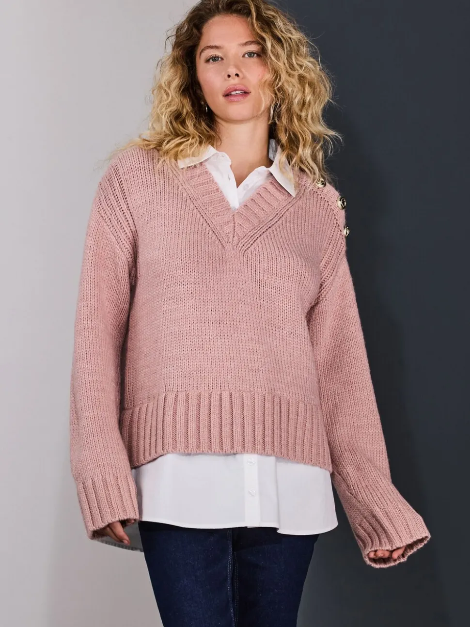 Blush Rose - Pulls look superposé en maille à col en V avec chemise
