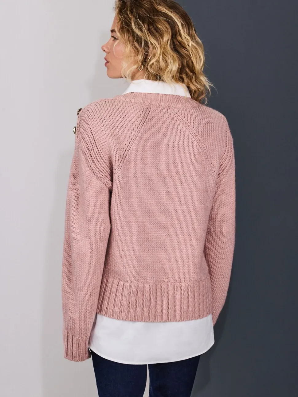 Blush Rose - Pulls look superposé en maille à col en V avec chemise