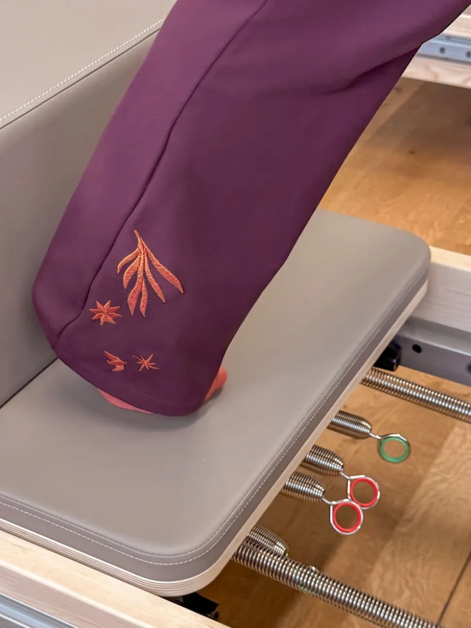 Bordeaux brodé - Leggings évasés en coton Never Fully Dressed