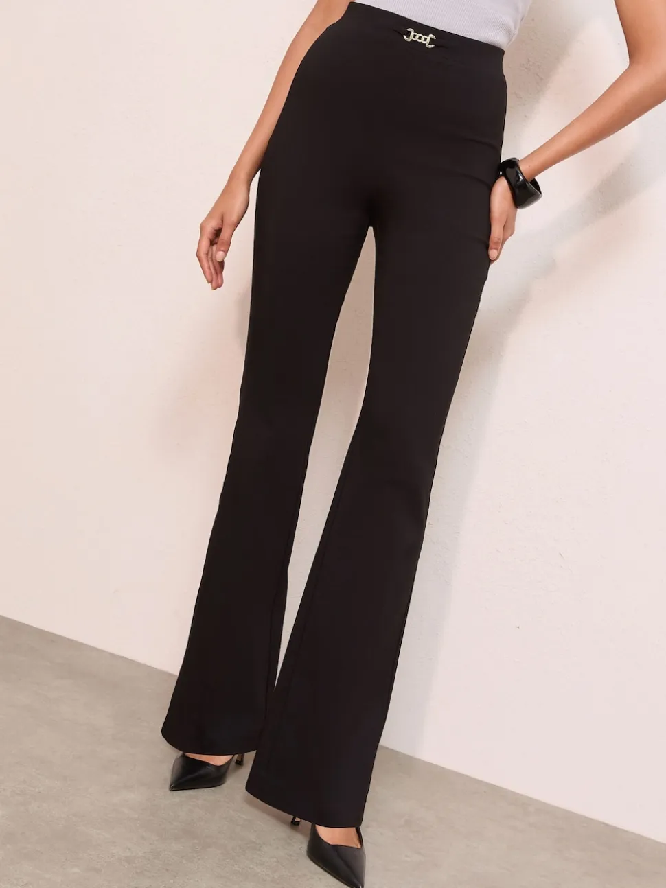 Bordure noire. - Pantalon évasé Friends Like These Sculpting extensible
