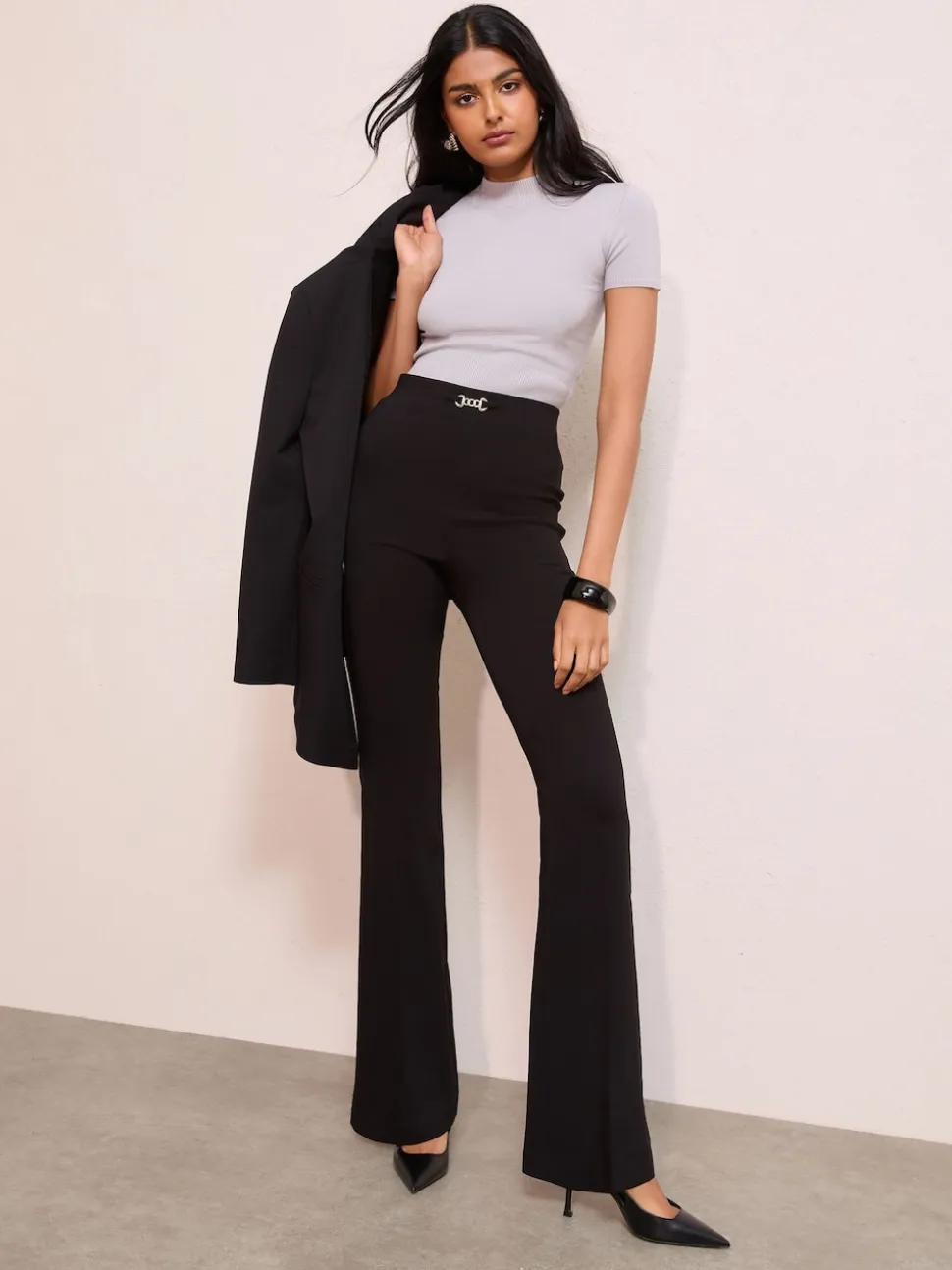 Bordure noire. - Pantalon évasé Friends Like These Sculpting extensible