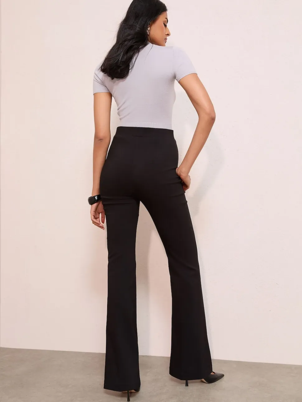Bordure noire. - Pantalon évasé Friends Like These Sculpting extensible