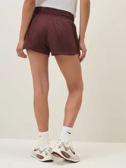 Bourgogne Crush - Nike Un short Dri-FIT Mid Rise 3 pouces doublé