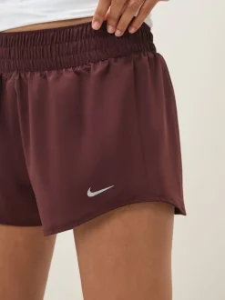 Bourgogne Crush - Nike Un short Dri-FIT Mid Rise 3 pouces doublé
