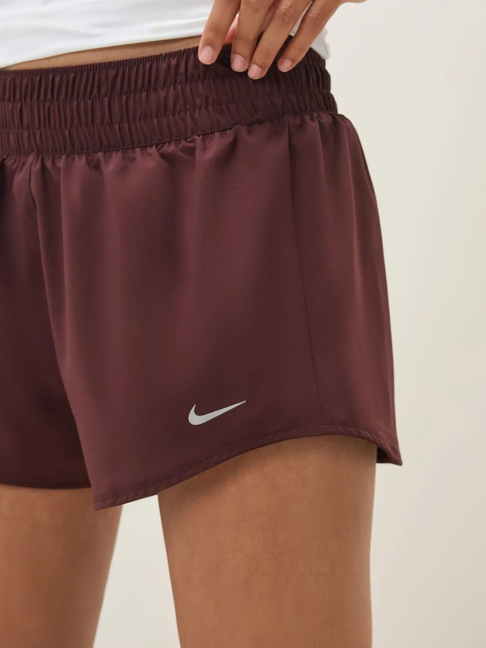 Bourgogne Crush - Nike Un short Dri-FIT Mid Rise 3 pouces doublé