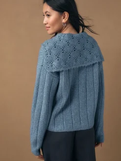 Chambray bleu - Pull en maille côtelée avec col marin au crochet