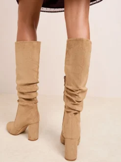 chameau - Friends Like These Bottes hautes longues en faux daim à talon carré froncé