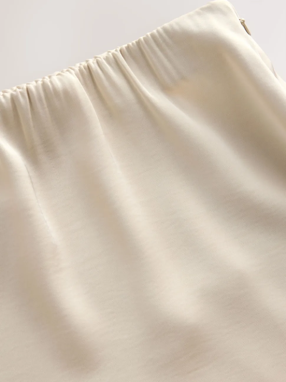 Champagne doré - Jupe mi-longue en satin bordée de dentelle