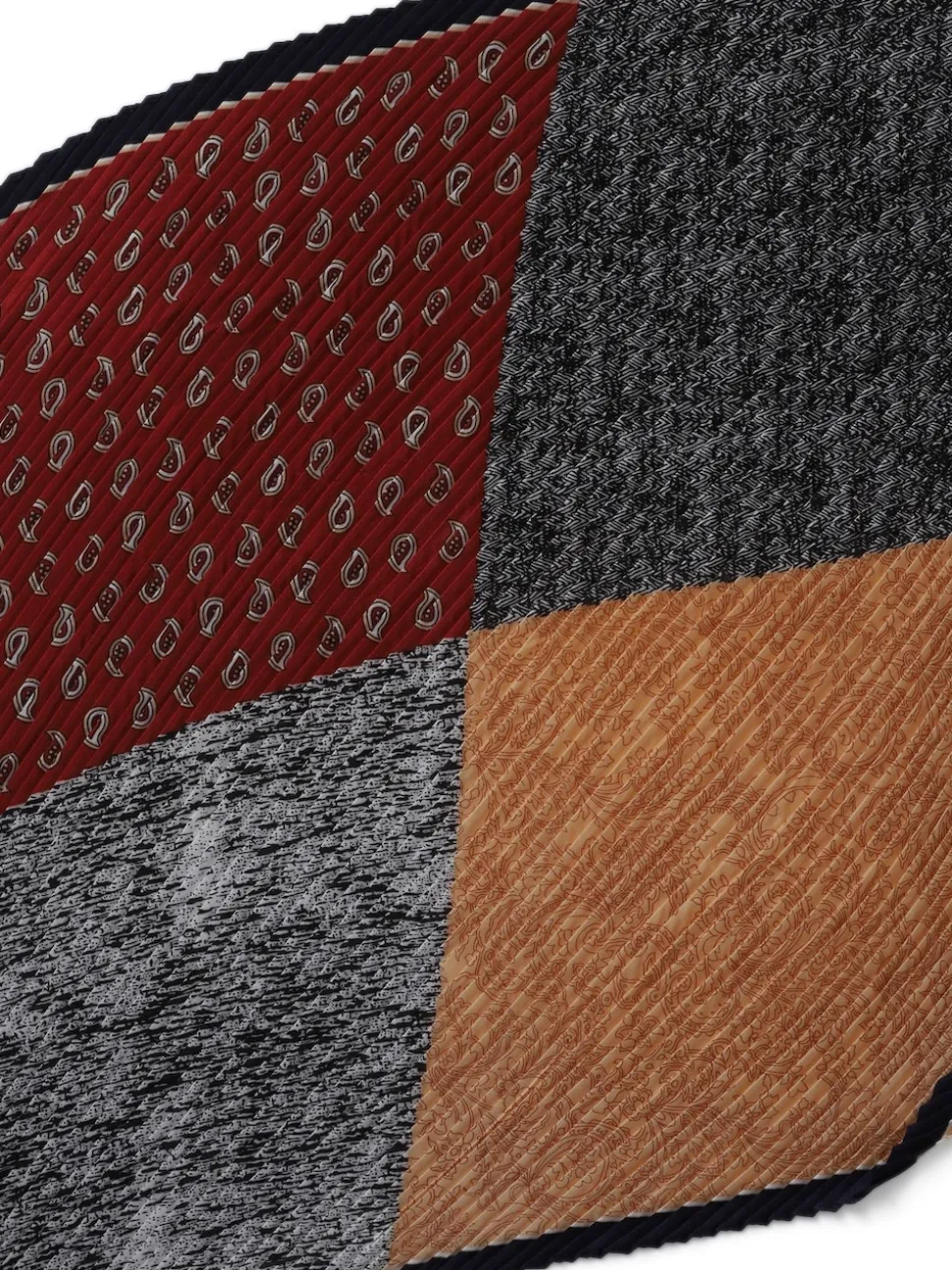Écharpe Aela rouge plissée à motif paisley