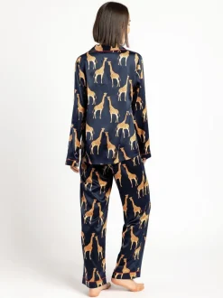 Chelsea Peers pyjama long imprimé girafe en satin