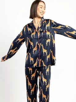 Chelsea Peers pyjama long imprimé girafe en satin