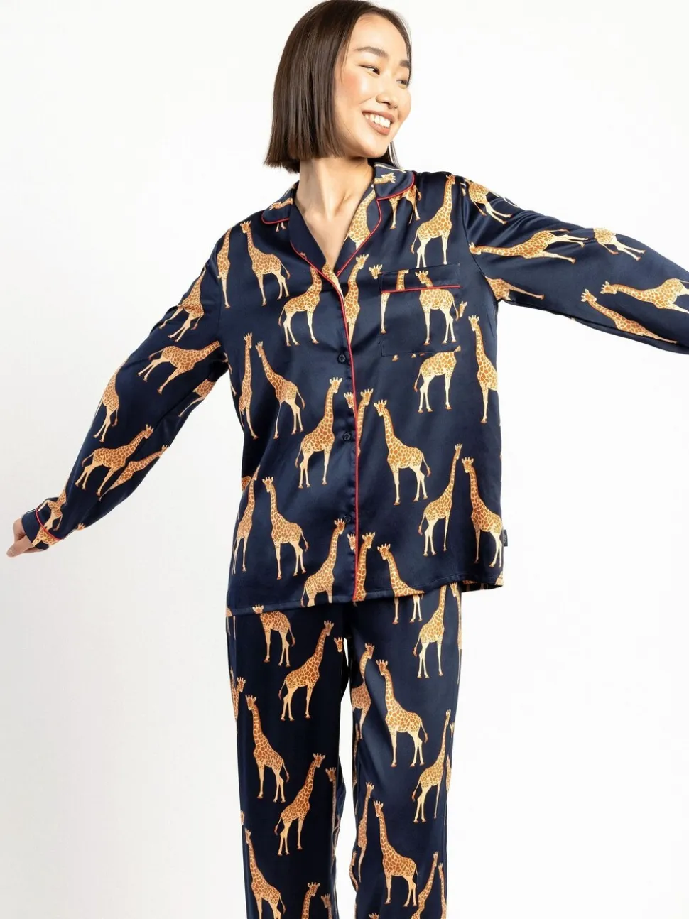 Chelsea Peers pyjama long imprimé girafe en satin