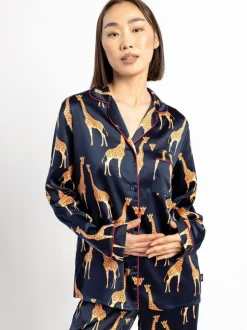 Chelsea Peers pyjama long imprimé girafe en satin
