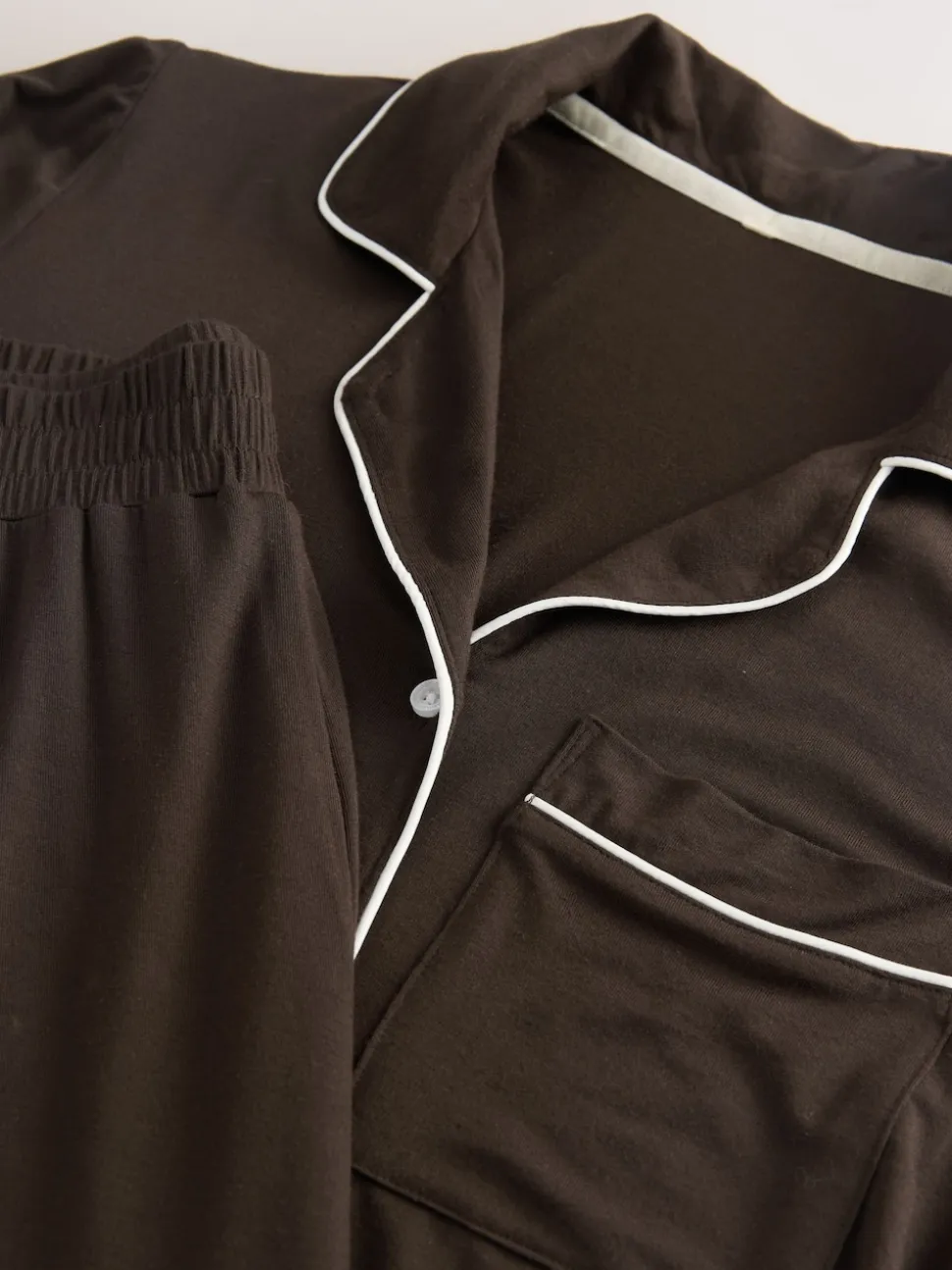 chocolat - Pyjama boutonné en modal de Laura Ashley