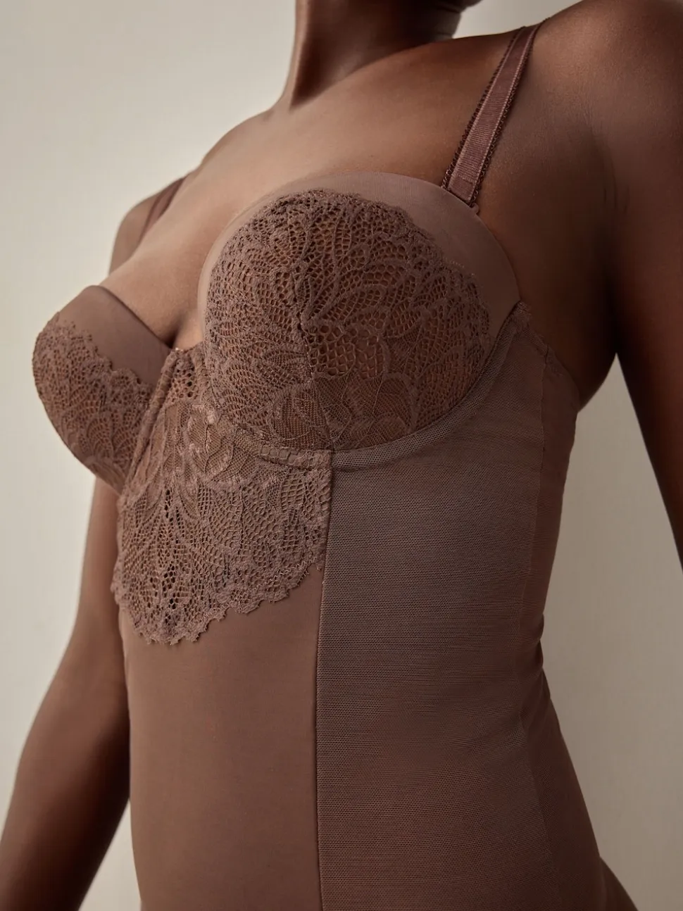 Chocolat Nude - Body en dentelle à coupe ferme et contrôle du ventre