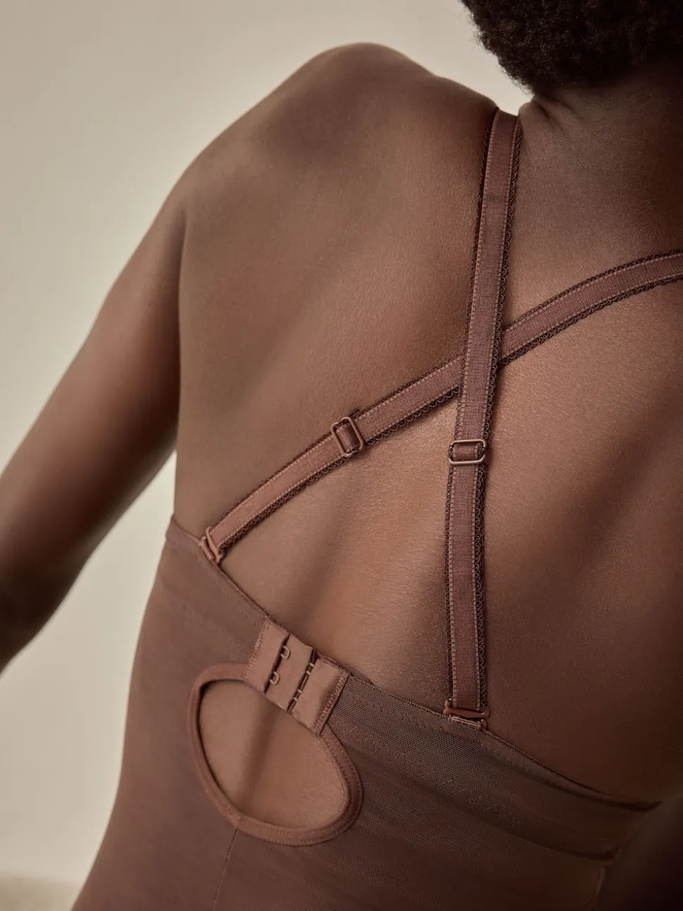 Chocolat Nude - Body en dentelle à coupe ferme et contrôle du ventre