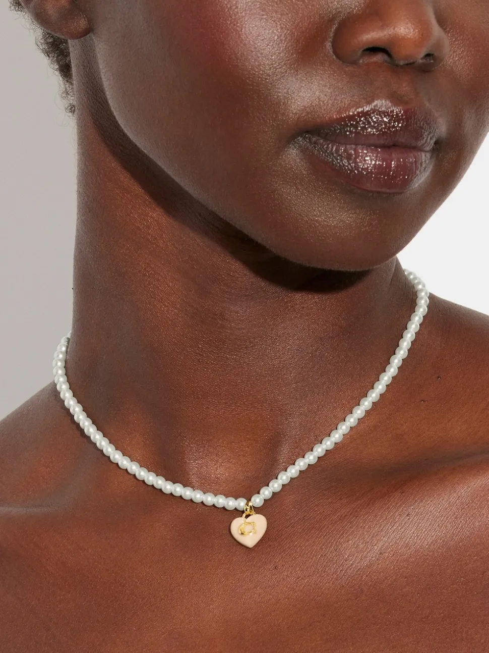 Collier choker COACH Signature en perles de cœur