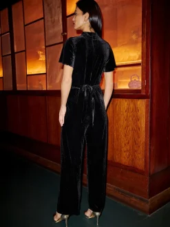 Combinaison Yumi en velours avec encolure torsadée et ceinture à boucle