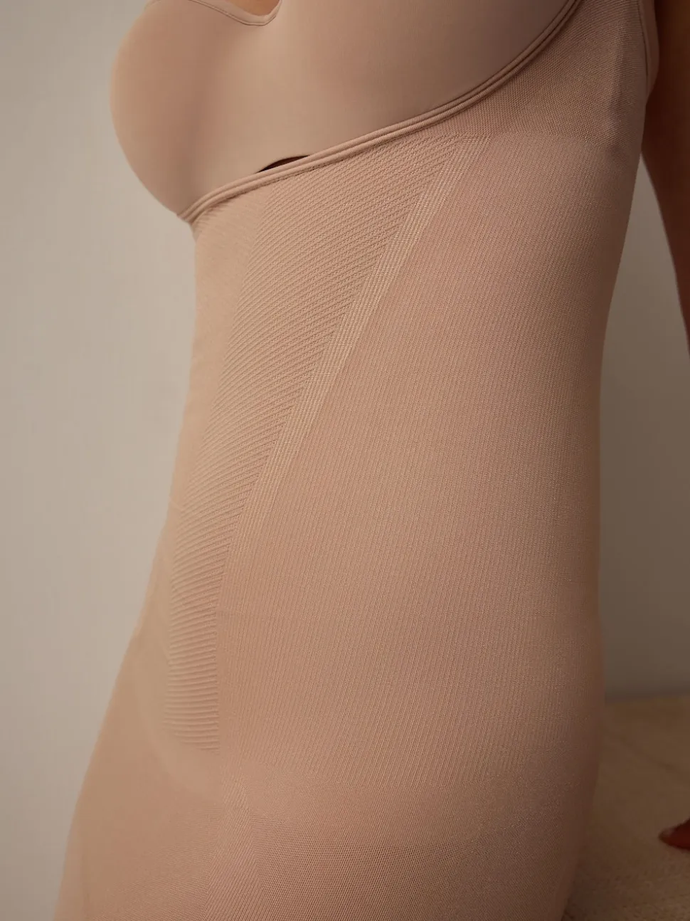 Couleur praline - Nuisette gainante au ventre sans soutien-gorge