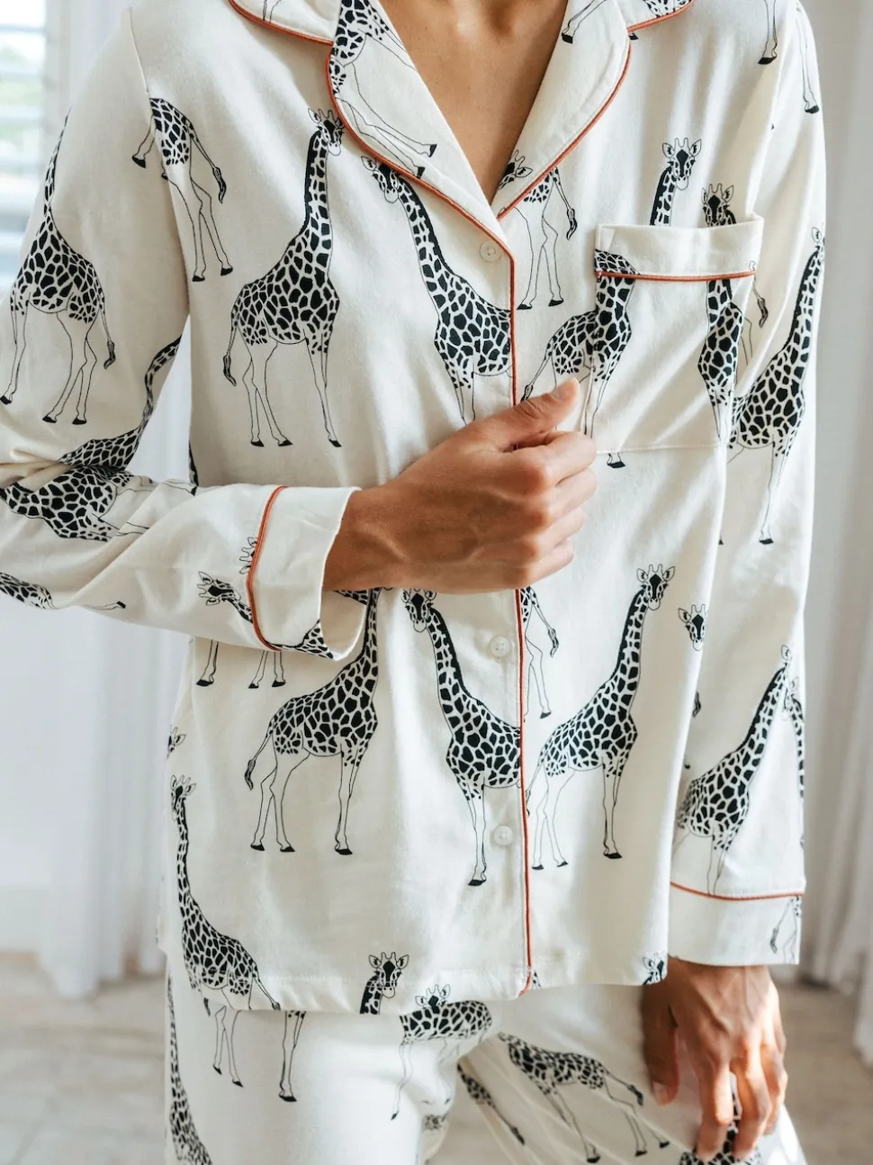 Crème - Chelsea Peers pyjama long boutonné à la girafe