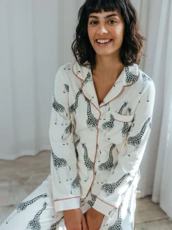 Crème - Chelsea Peers pyjama long boutonné à la girafe